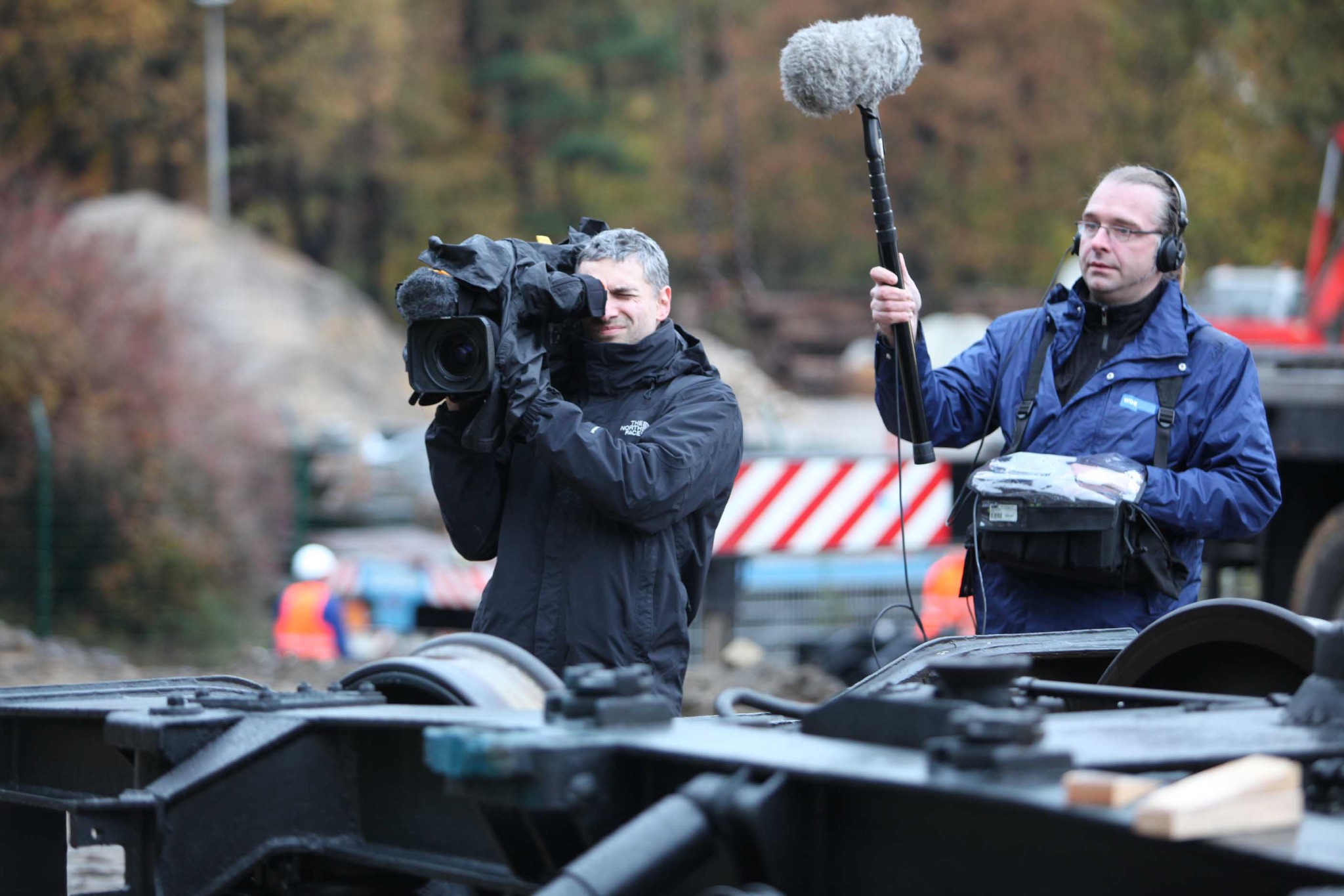 Kamerateam bei einer Reportage im Einsatz