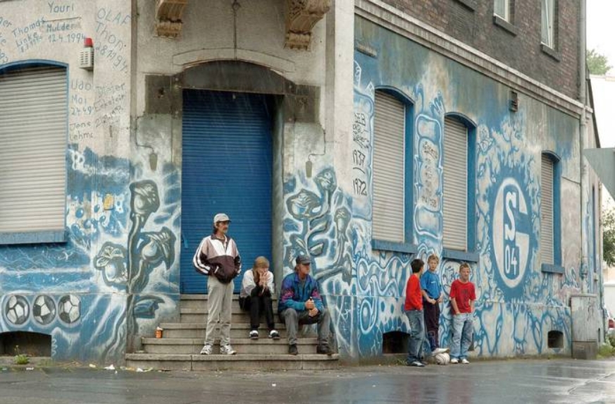 Menschen vor einer bemalten Fassade im urbanen Umfeld
